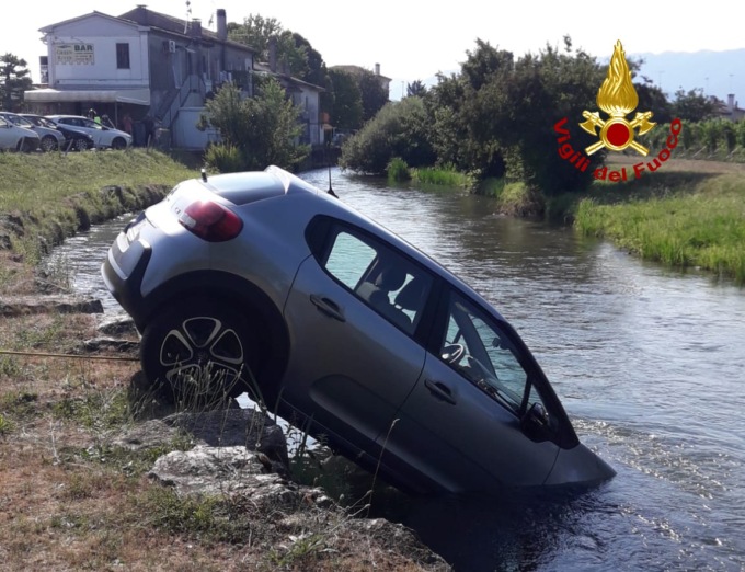 Il freno a mano non tiene e l’auto scivola nel fiume Meschio