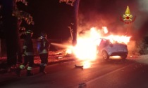 Si schianta contro il semaforo, poi l'auto diventa una "palla di fuoco": conducente ferito (e miracolato)
