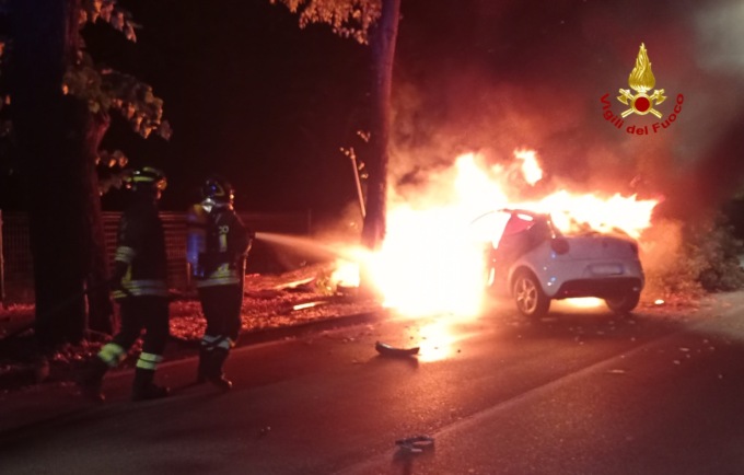 Si schianta contro il semaforo, poi l’auto diventa una “palla di fuoco”: conducente ferito (e miracolato)