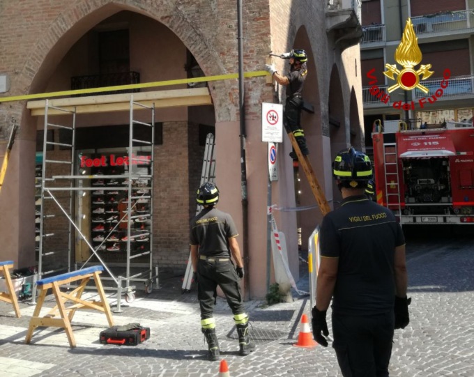 Treviso, il camion sbaglia manovra: danneggiata la catena di un arco di un’abitazione di interesse storico