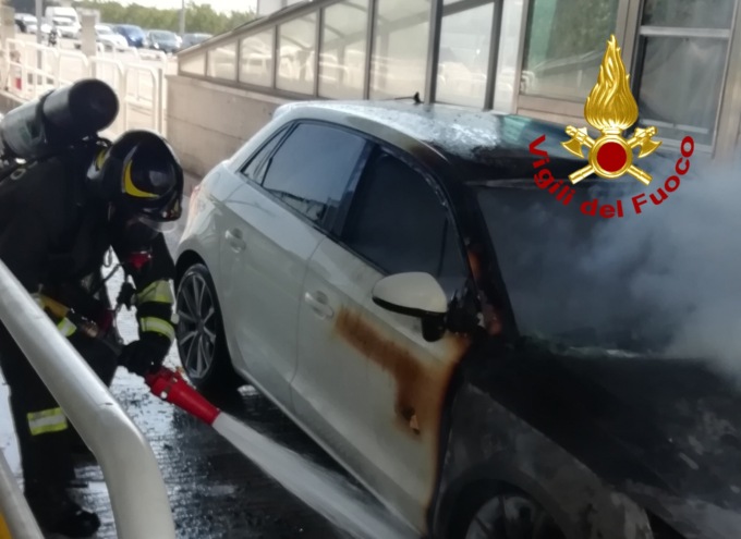 Pedaggio di “fuoco”: auto si incendia al casello, paura lungo l’autostrada A27