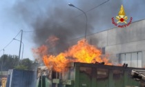 Mezzogiorno di fuoco a Montebelluna: in fiamme due cassoni con dentro materiale di recupero