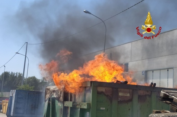 Mezzogiorno di fuoco a Montebelluna: in fiamme due cassoni con dentro materiale di recupero
