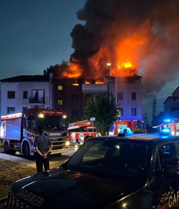 Paura a Villorba, incendio all’ultimo piano della palazzina: una persona intossicata