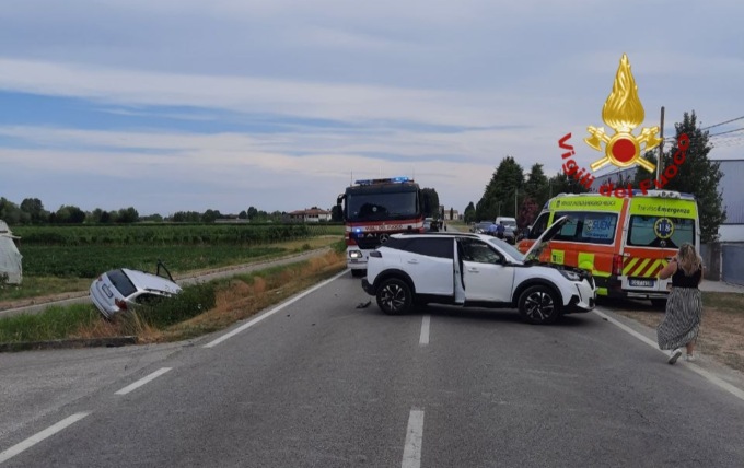 Schianto tra auto a Motta di Livenza, due feriti