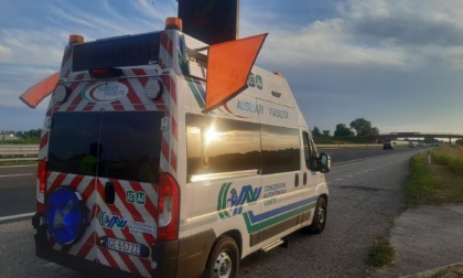 Tragedia sfiorata in A27, il bimbo deve fare pipì e scende: arriva un'altra auto e li tampona