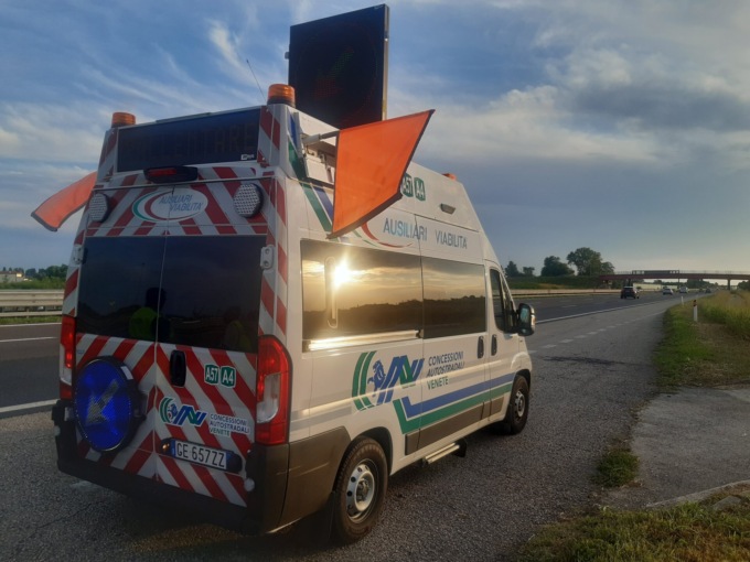 Tragedia sfiorata in A27, il bimbo deve fare pipì e scende: arriva un’altra auto e li tampona