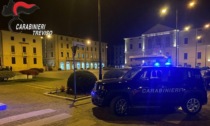 Lite familiare, arrivano i carabinieri: 21enne aggredisce anche loro e viene arrestato (ma è già libero)