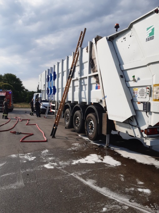 Principio d’incendio in un compattatore della raccolta rifiuti a Treviso: “colpa” delle bombolette spray
