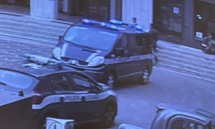 Odia la Polizia locale e quando gli agenti lo fermano per un controllo lui picchia un passante