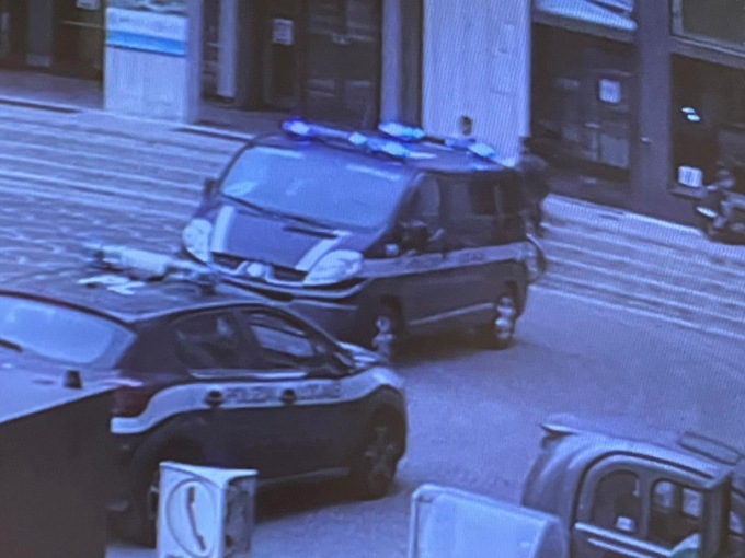 Odia la Polizia locale e quando gli agenti lo fermano per un controllo lui picchia un passante