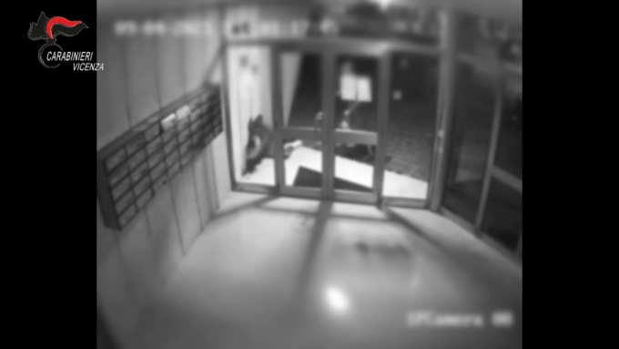 Bassano del Grappa, 37enne di Montebelluna pestato a sangue dal branco: il video della brutale aggressione