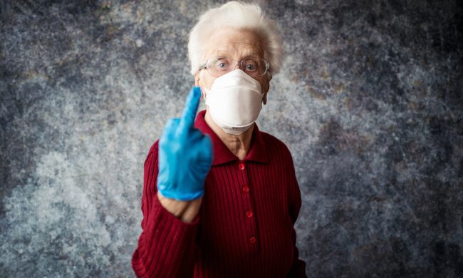 Spruzza lo spray anti insetti sulla siepe dei vicini, la reazione è violenta: “Ti sparo”