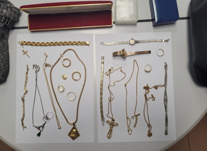 Rubano gioielli da una casa, si schiantano contro una recinzione tentando la fuga dai Carabinieri