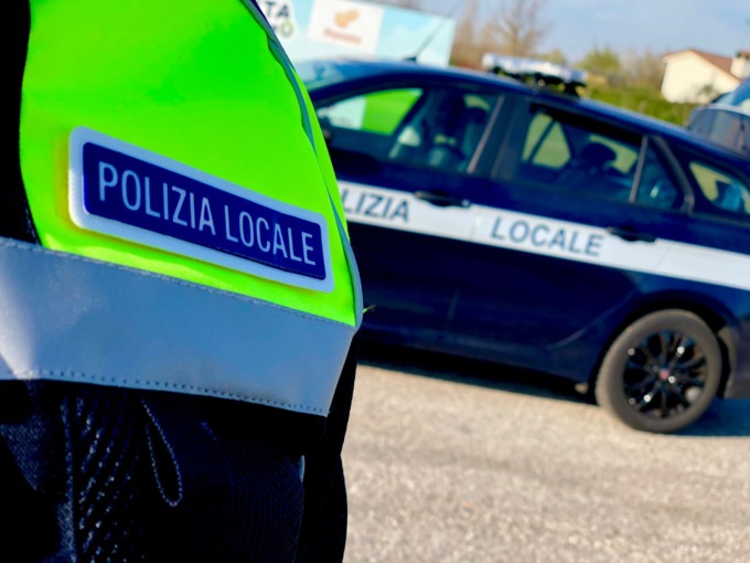 Castelfranco, 13 incidenti (due con fuga) a luglio e 6 patenti ritirate: presi anche due giovani che imbrattavano il sottopasso del McDonald’s