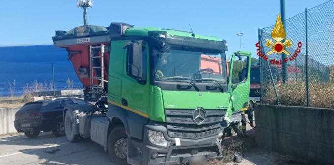 Villorba, incidente tra due camion e un’auto: un ferito