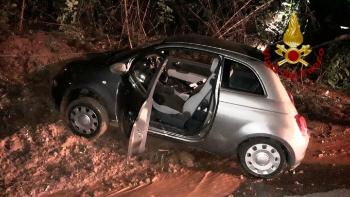 Montebelluna, si rompe il tubo d’irrigazione nel vigneto e il terreno cede: auto resta bloccata
