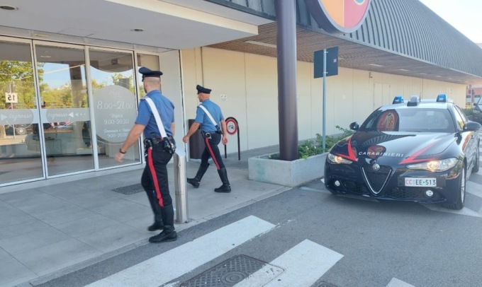 Beccati a rubare alcolici al super si giustificano: “Volevamo fare il bagno nello champagne”