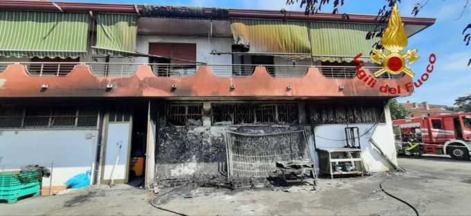 Castelfranco, incendio in un negozio di ortofrutta: 3 persone intossicate