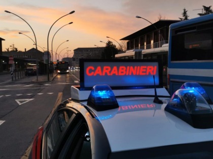 Fermati due giovani su un’auto rubata a Montebelluna: uno trovato con coltelli e cocaina