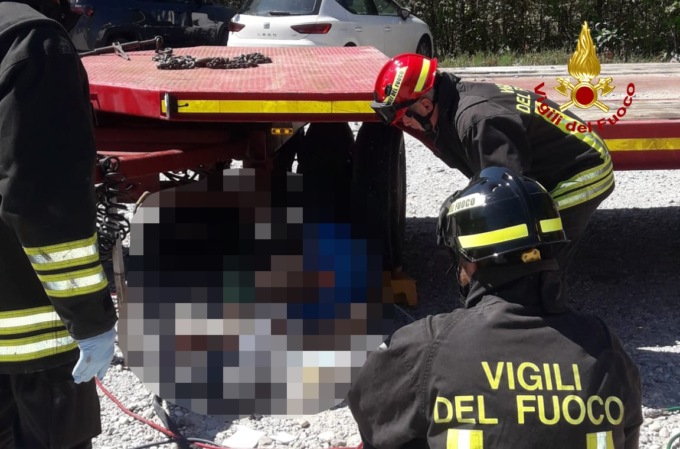 Infortunio sul lavoro a Maser, operaio di Castelfranco schiacciato dal rimorchio che cercava di bloccare