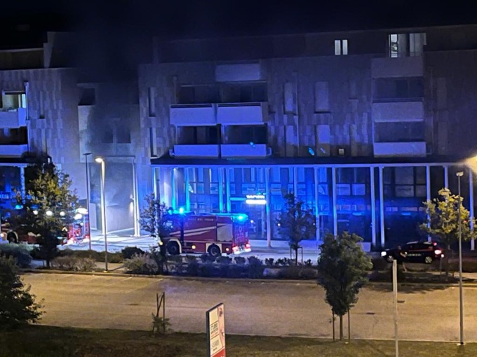 Scoppi e fumo nella notte, paura a Castelfranco: auto di un residente in fiamme