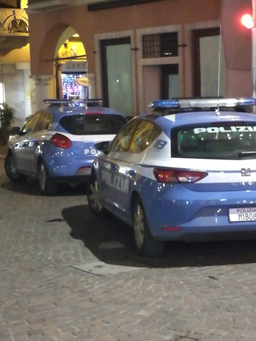 Ovuli di cocaina in tasca e nella scarpa, mentre nel marsupio c’erano quasi 11mila euro: arrestato