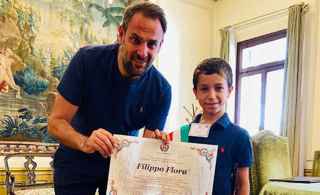 Da un anno raccoglie i rifiuti abbandonati nel quartiere: Filippo premiato dal sindaco