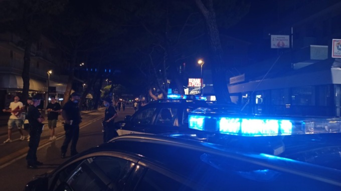 Movida violenta a Jesolo, tre camerieri (due trevigiani) accerchiati e aggrediti dal branco