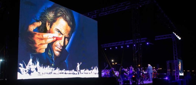 Diego Basso plays soundtracks: musica, cinema e danza nel “concerto totale” ai piedi delle mura di Castelfranco Veneto