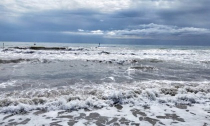 Si tuffa in mare a Caorle e sbatte la testa: 16enne rischia la paralisi