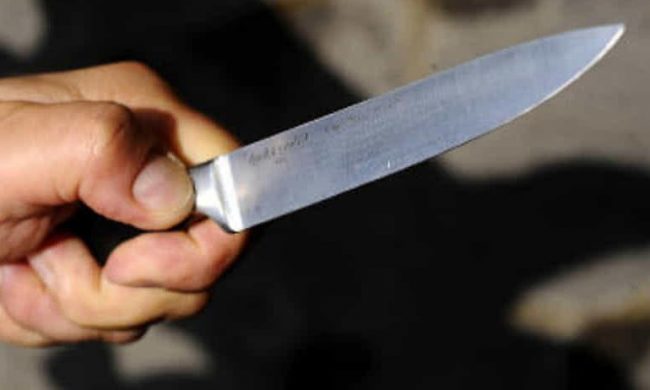 19enne in giro alle 3 di notte con una lama di 13 centimetri nascosta nello zaino