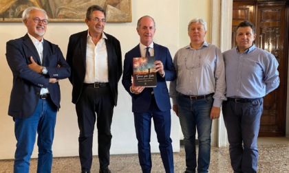 Presentato il libro "Girar per feste", Zaia: "Appuntamenti e tradizioni che raccontano chi siamo"
