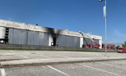 Ponte di Piave, incendio domato al magazzino ex Stefanel: allarme rientrato