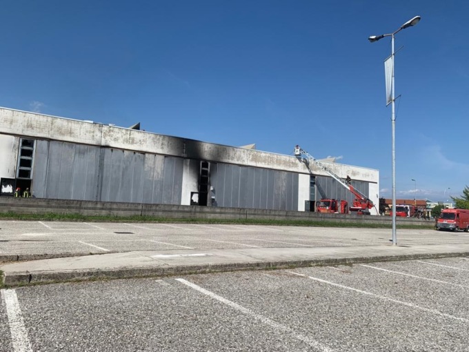 Ponte di Piave, incendio domato al magazzino ex Stefanel: allarme rientrato