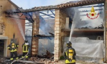 Borso del Grappa, in fiamme una vecchia struttura rurale: salvate le due case ai lati