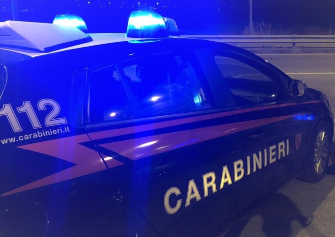 I clienti sono già ubriachi (e molesti) ma vogliono bere ancora: scatta l’aggressione al barista