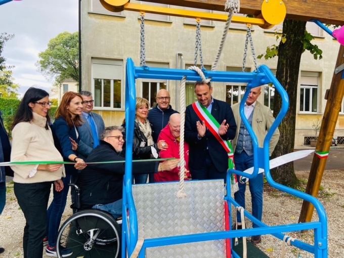 Treviso, inaugurata l’altalena inclusiva nel parco del Centro diurno “Il Prato”
