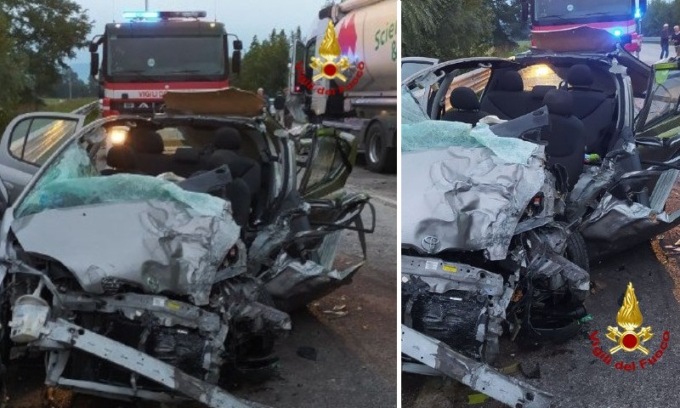 Frontale tra auto e camion, conducente della Toyota gravissimo: è rimasto intrappolato nelle lamiere deformate dall’urto violentissimo
