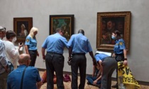 Blitz degli ambientalisti a Venezia: mani incollate alla cornice del capolavoro del Giorgione