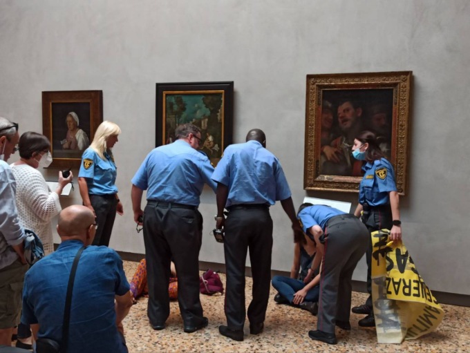 Blitz degli ambientalisti a Venezia: mani incollate alla cornice del capolavoro del Giorgione