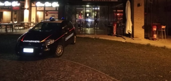 Incappucciato e armato di coltello si fa consegnare l’incasso del bar