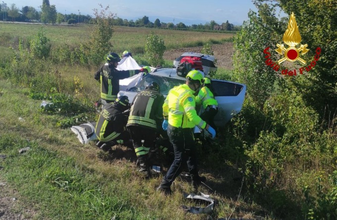 Scontro frontale sulla Treviso Mare: morto 54enne, due feriti