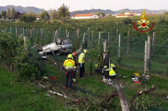 Perde il controllo dell’auto e “vola” nel vigneto a Valdobbiadene