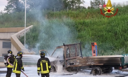 Superstrada Pedemontana, furgone in fiamme: accosta e scende appena in tempo