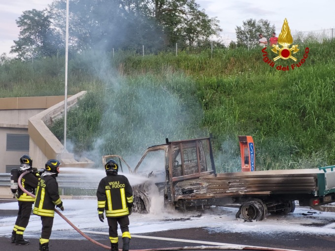 Superstrada Pedemontana, furgone in fiamme: accosta e scende appena in tempo