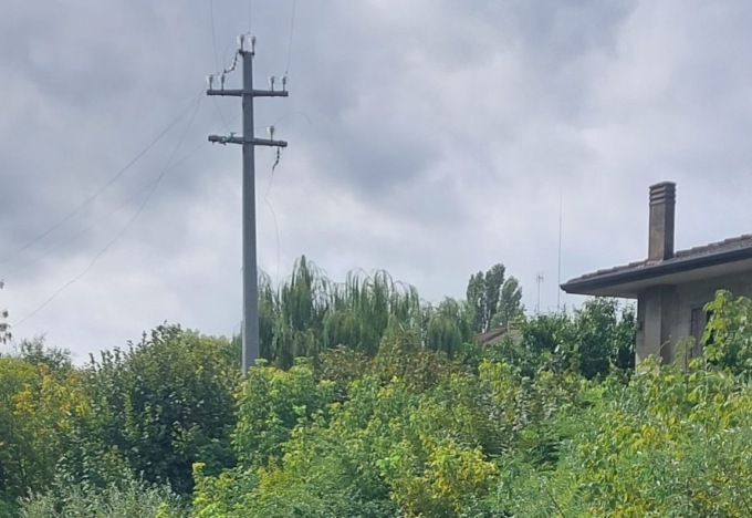 Violento temporale, l’albero cade sul cavo dell’energia elettrica tranciandolo: blackout nel quartiere