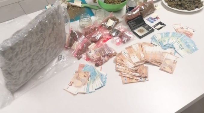 Blitz nell’abitazione di un 31enne sospetto: negli armadi non c’erano vestiti ma droga