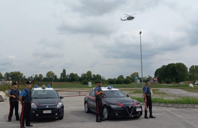 Maxi servizio dei Carabinieri: troppi automobilisti usano lo smartphone alla guida