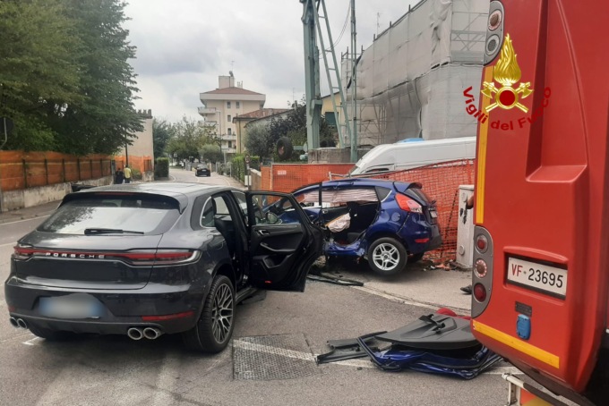 Scontro tra Porsche Cayenne e Ford Fiesta a Treviso: una donna (ferita) estratta dalle lamiere